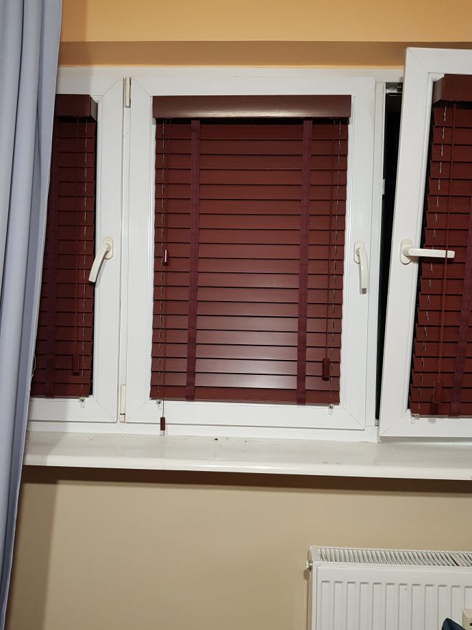 żaluzje drewniane 50 mm, montaż do ramy okiennej, kolor brązowy z drabinką taśmową brązową