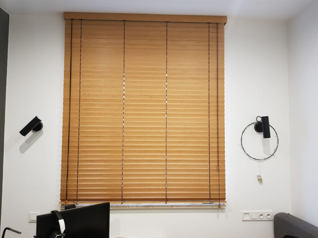 żaluzja bambusowa 50 mm montaż do sufitu, kolor bamboo natural