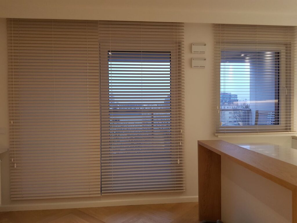 żaluzja bambusowa 25 mm, montaż do sufitu