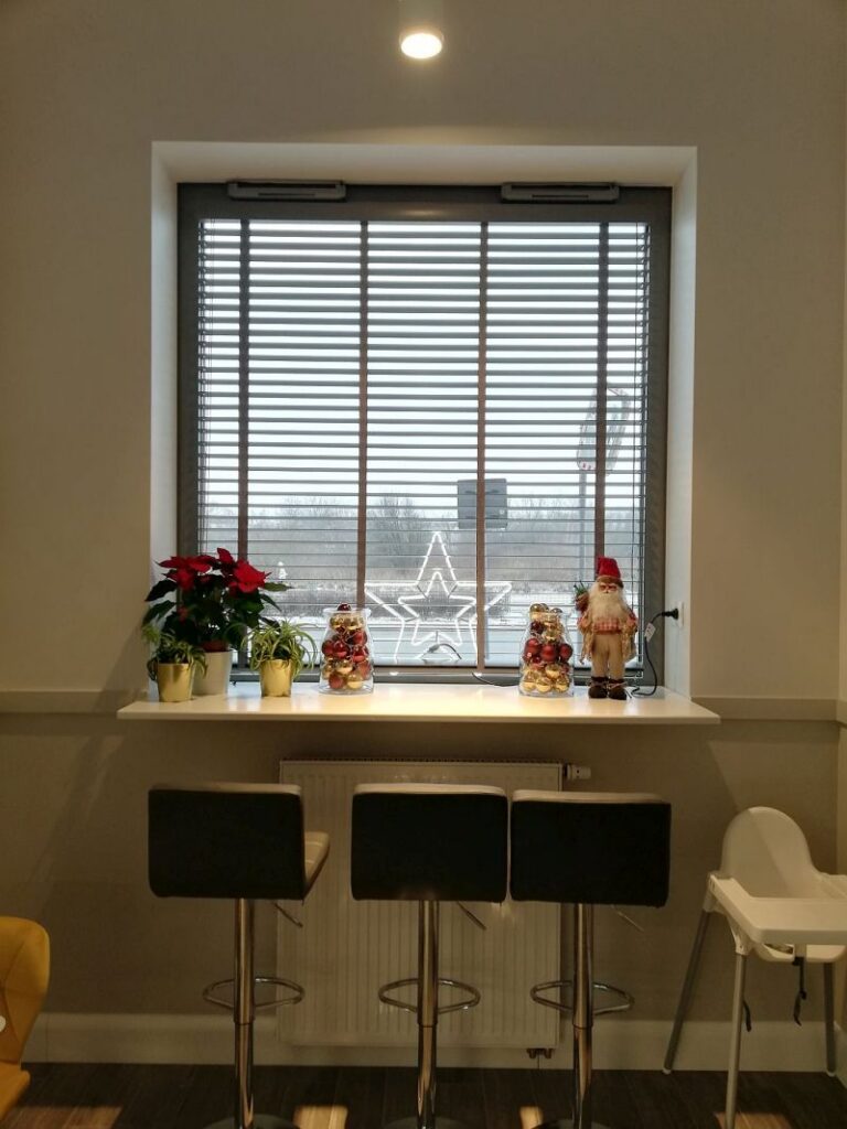 żaluzje drewniane 50 mm, montaż do  ramy okiennej, kolor biały z drabinką taśmową kolor biały