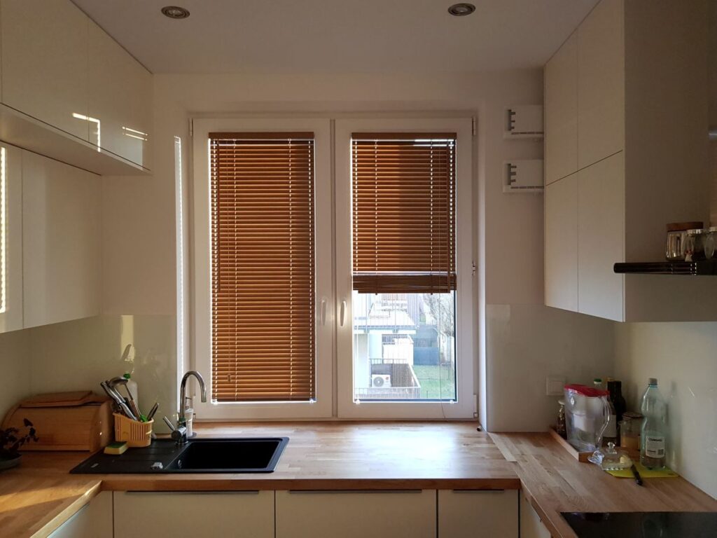 żaluzje drewniane 25 mm, montaż do  ramy okiennej, kolor jasnobrązowy