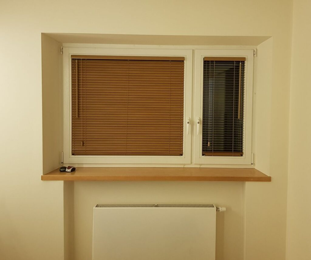 żaluzje drewniane 25 mm, montaż do  ramy okiennej, kolor jasnobrązowy