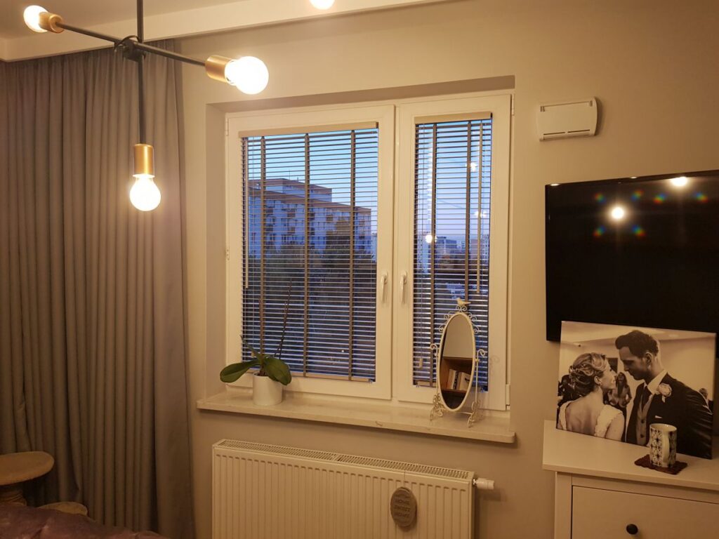 żaluzje drewniane 50 mm, montaż do  ramy okiennej, kolor szary z drabinką taśmową kolor szary