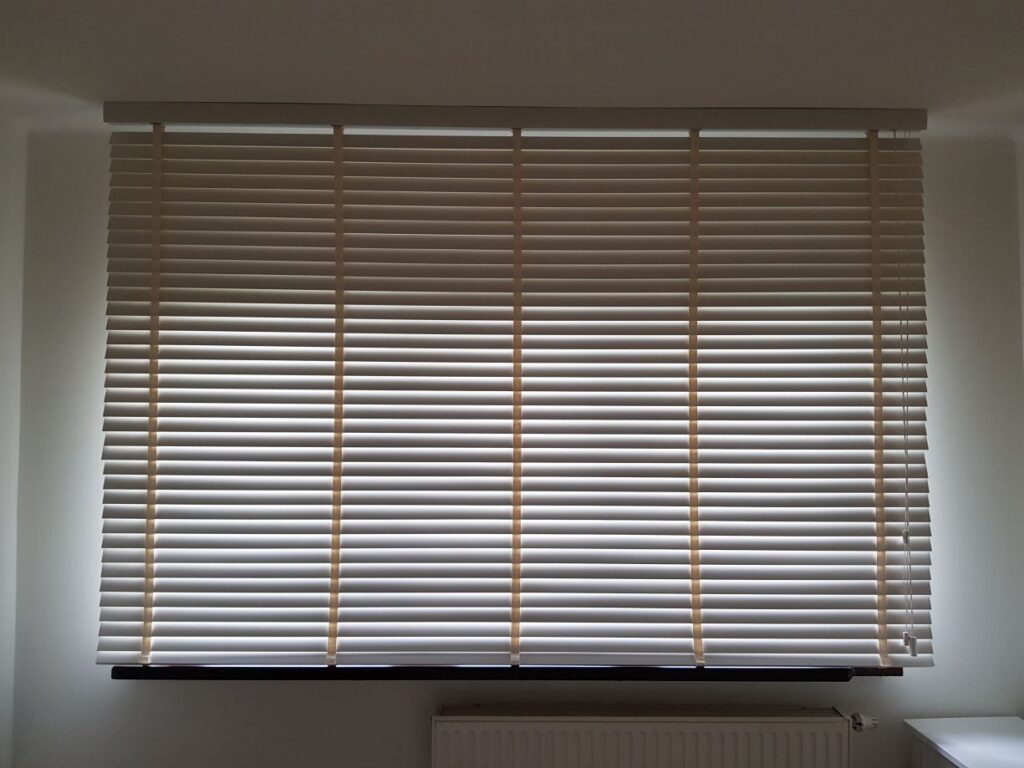 żaluzje drewniane 50 mm, montaż do  sufitu, kolor biały, drabinka taśmowa jasny beż