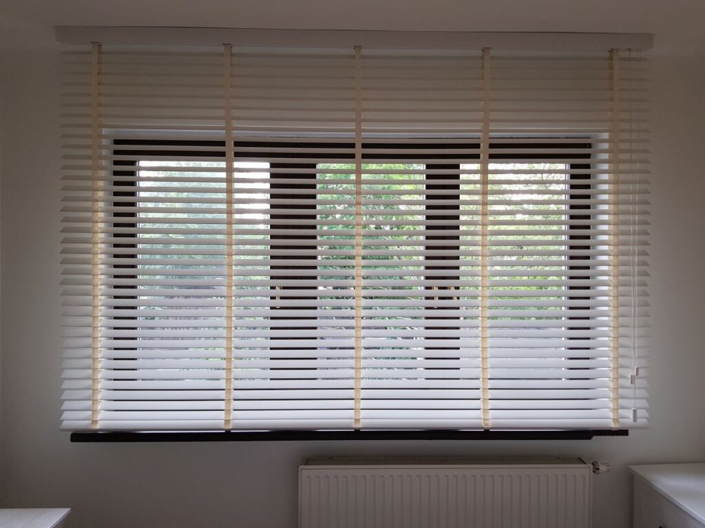 żaluzje drewniane 50 mm, montaż do  sufitu, kolor biały, drabinka taśmowa jasny beż