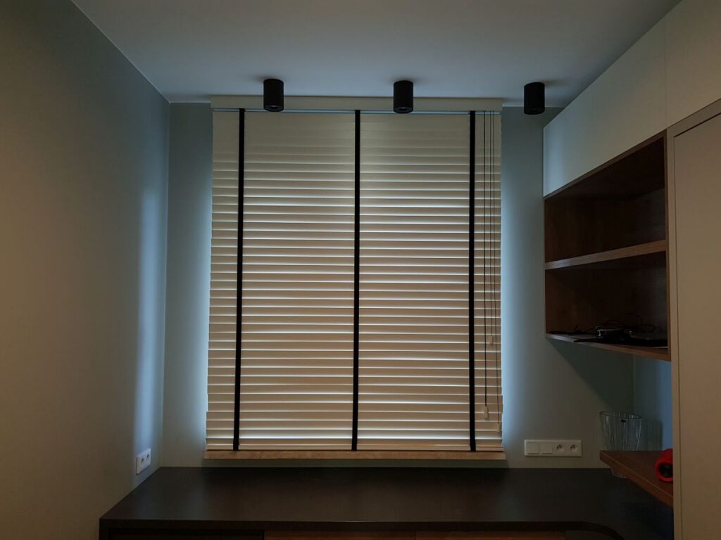 żaluzje drewniane 50 mm, montaż do  sufitu, kolor biały, drabinka taśmowa czarna