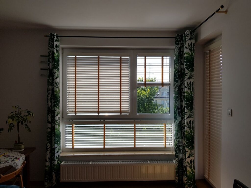 żaluzje drewniane 50 mm, montaż do  ramy okiennej, kolor biały z drabinką taśmową kolor mocca