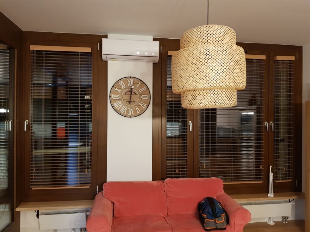 żaluzje drewniane 50 mm, montaż do  ramy okiennej, kolor brązowy z maskownicą górną kolor beżowy