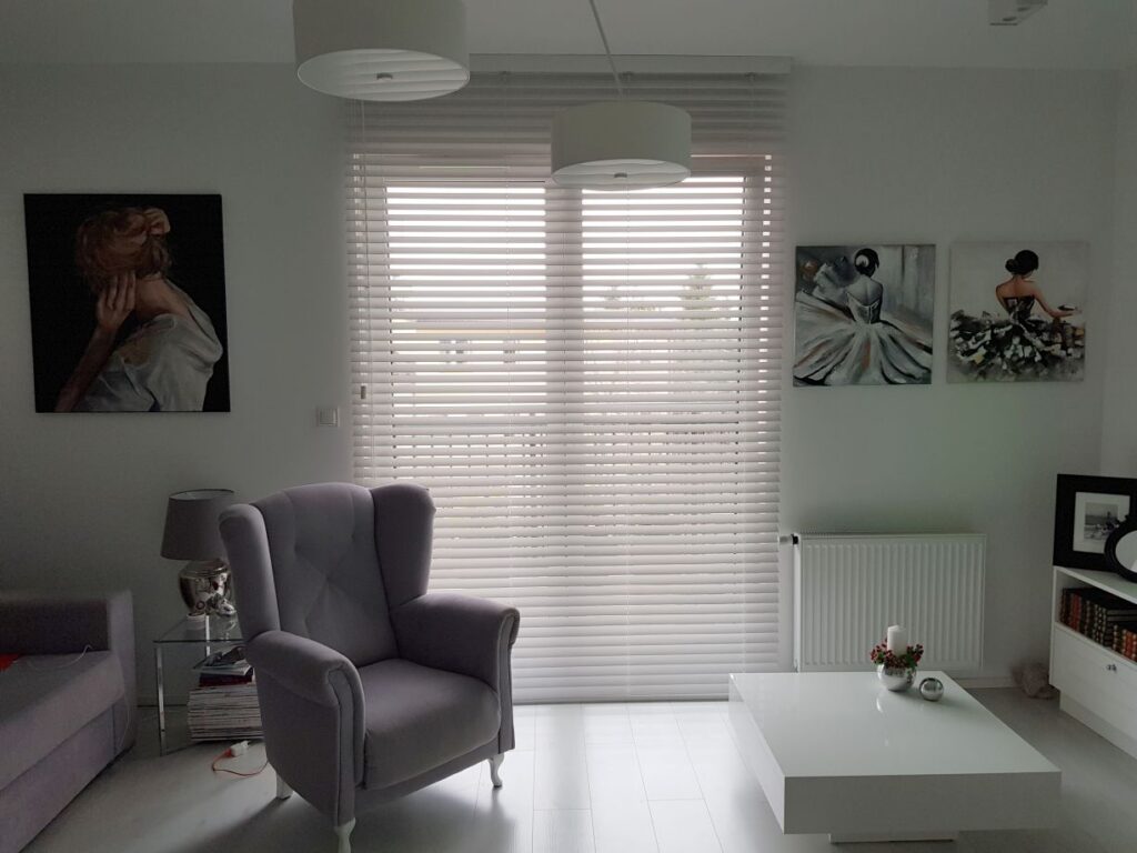 żaluzje drewniane 50 mm, montaż do  sufitu, kolor biały