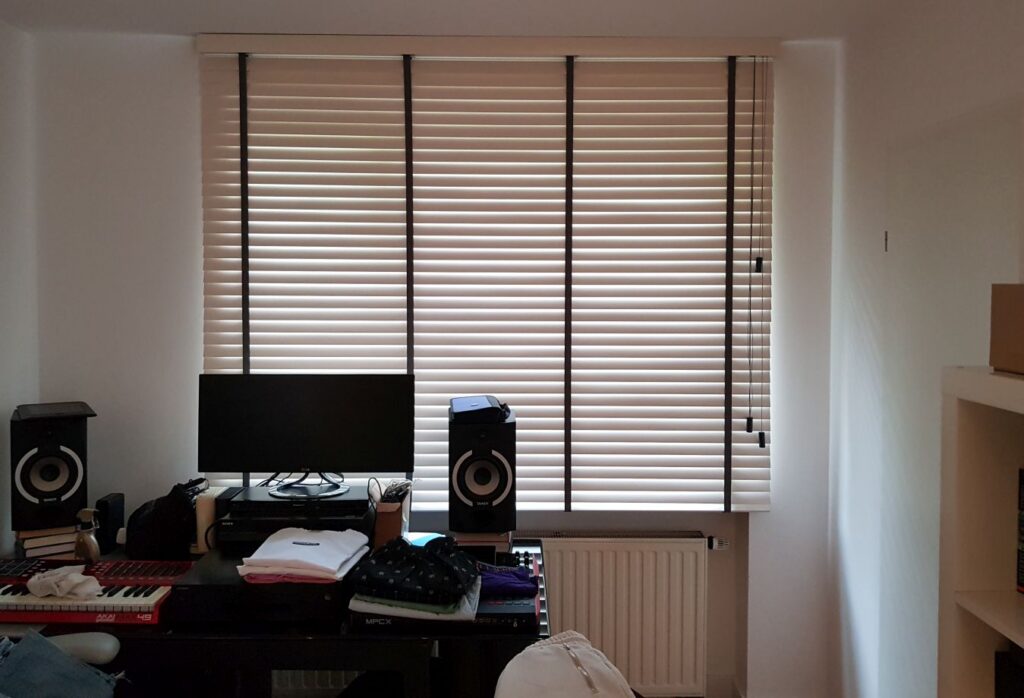 żaluzje drewniane 50 mm, montaż do  sufitu, kolor czarny z drabinką tamową w kolorze czarnym