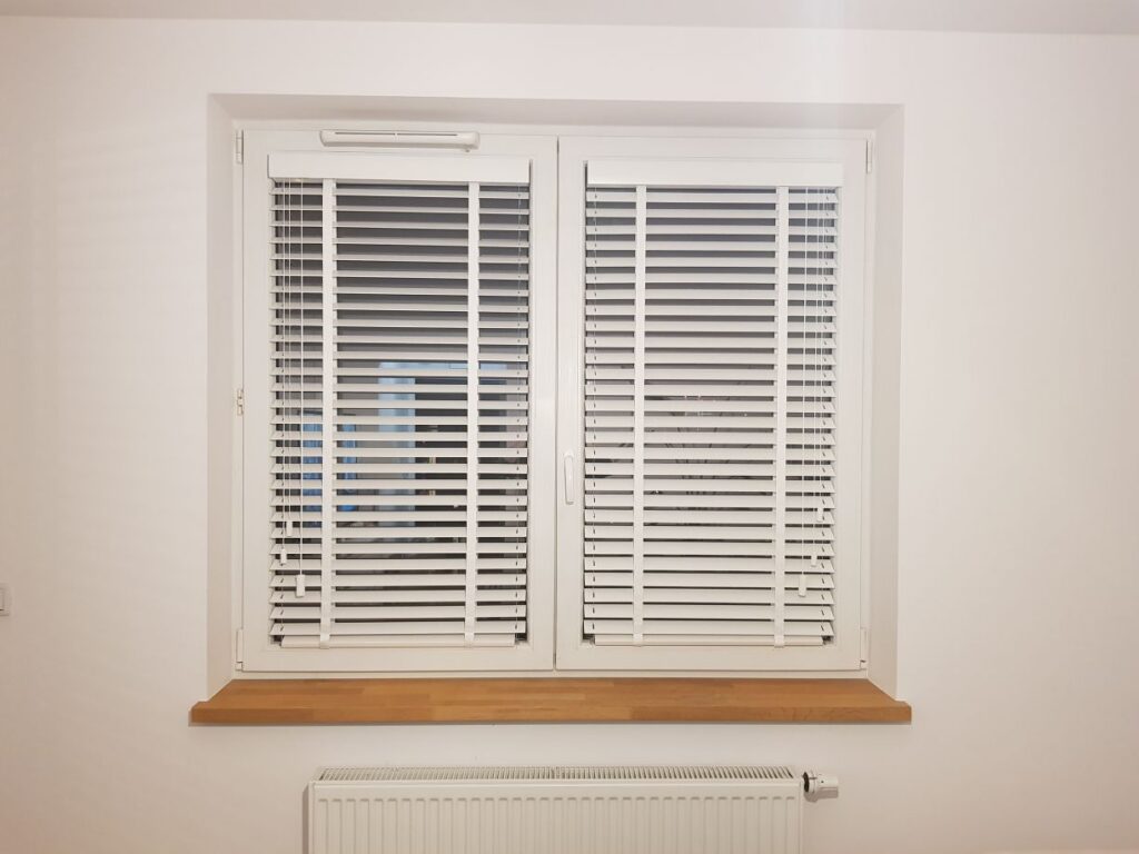 żaluzje drewniane 50 mm, montaż do  ramy okiennej, kolor biały drabinka taśmowa kolor biały
